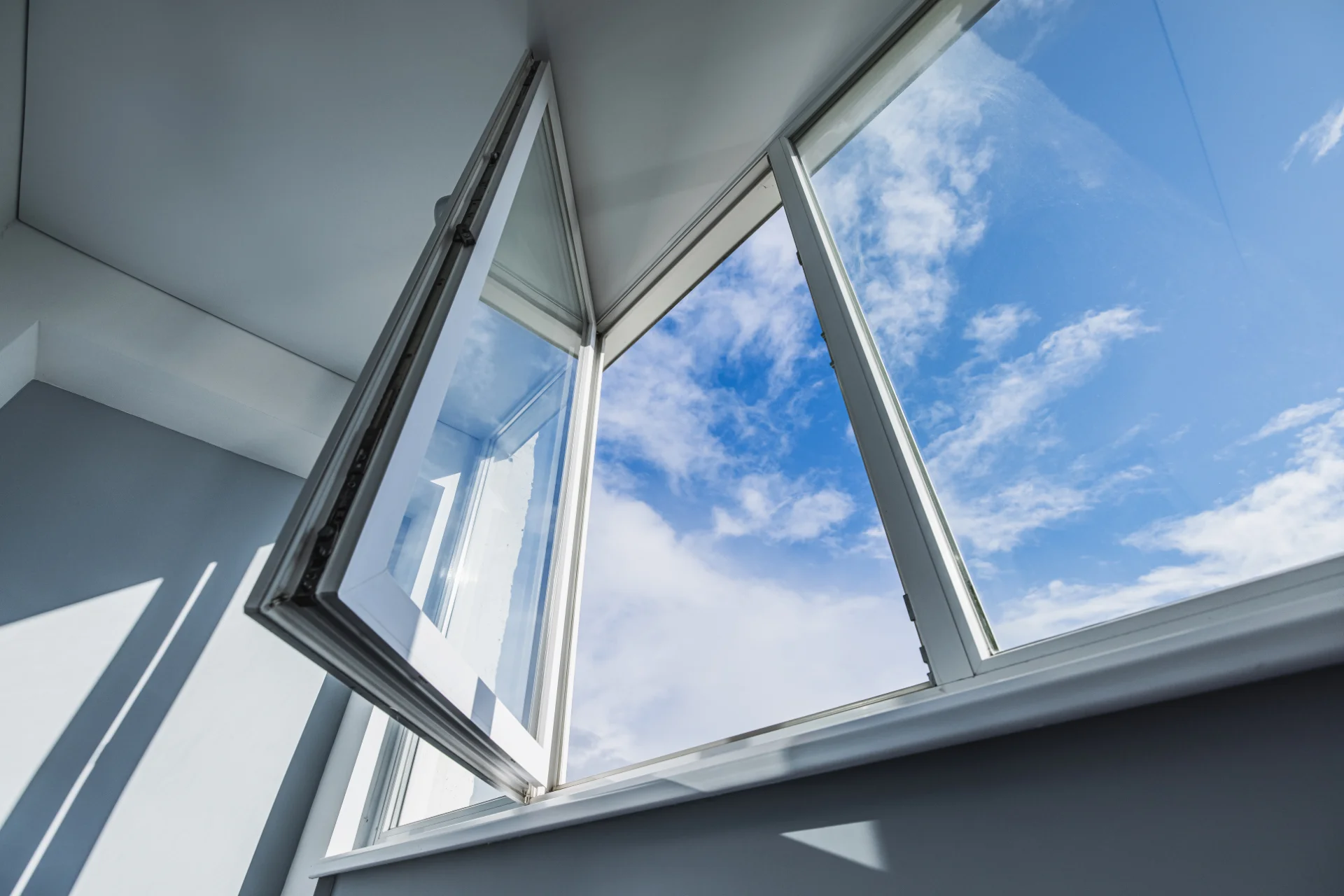 VLX 80 Casement Window in Los Angeles, CA | Meridian Windows & Doors - detail 1